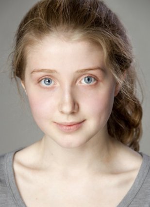 Bebe Cave, attrice britannica, 17 anni, è la protagonista di uno dei tre episodi di Il racconto dei racconti di Matteo Garrone. 