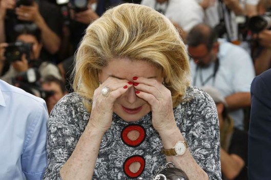 Catherine-Deneuve-al-festival-di-Cannes-piange.jpg
