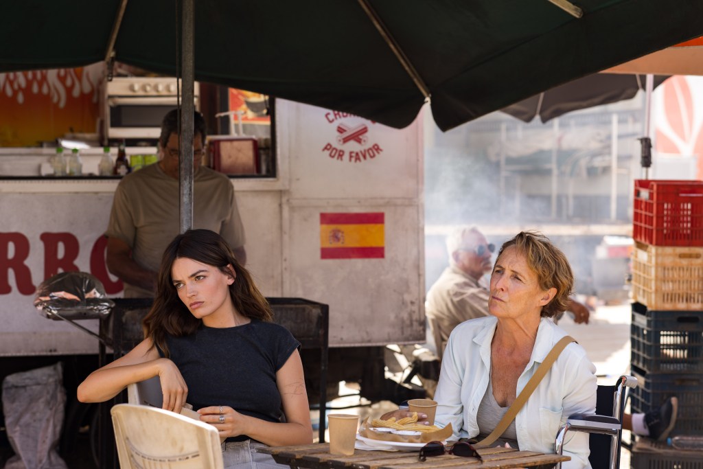 Le attrici Vicky Krieps e Emma Mackey in una scena di Hot Milk (courtesy MUBI)